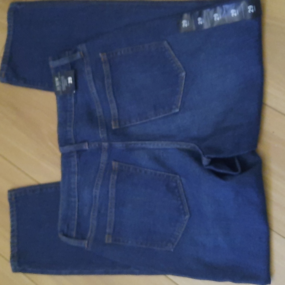 NWT J.Crew Essential Straight Jeans - Picture 2 of 3